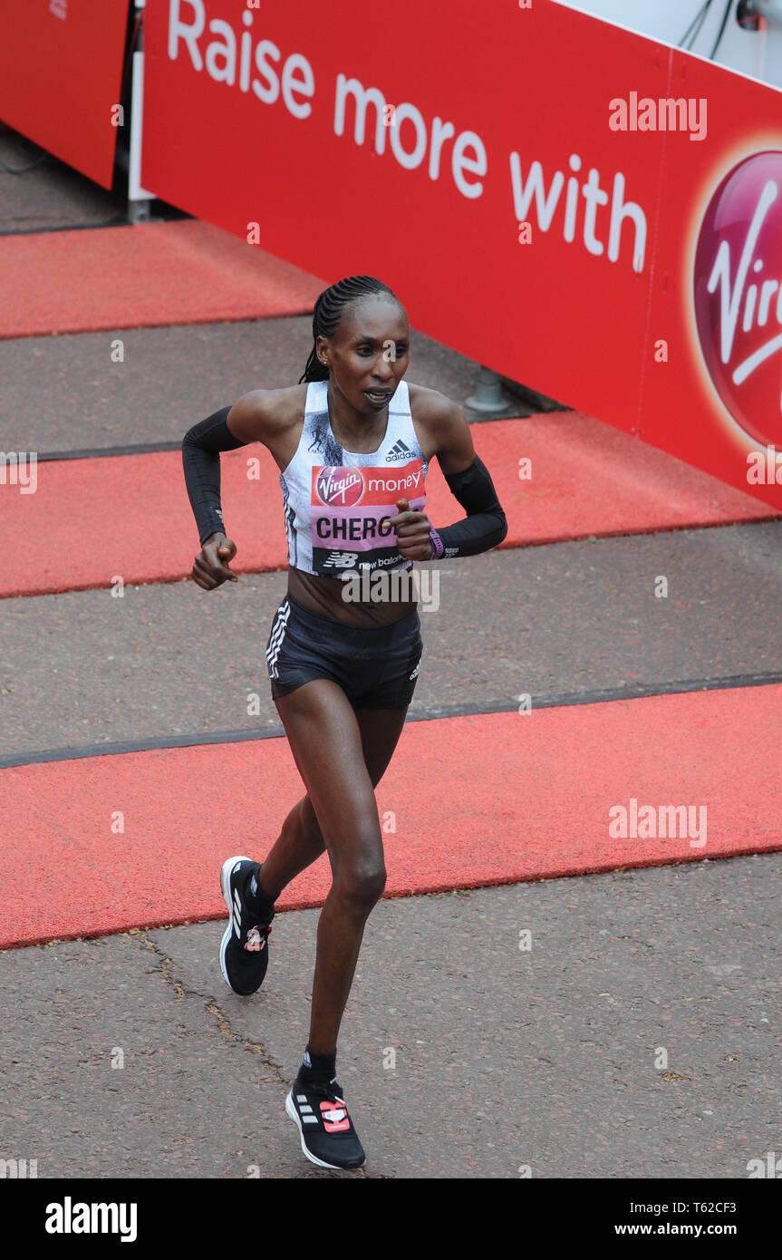 Londres, Royaume-Uni, 28 avril 2019 Gladys Cherono du Kenya. Coureurs à ligne d'arrivée du Marathon de Londres Virgin Crédit : JOHNNY ARMSTEAD/Alamy Live News Banque D'Images