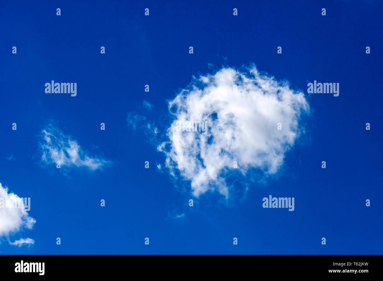 Ciel bleu avec des nuages blancs dans un ciel bleu pendant une journée ensoleillée - photo Banque D'Images