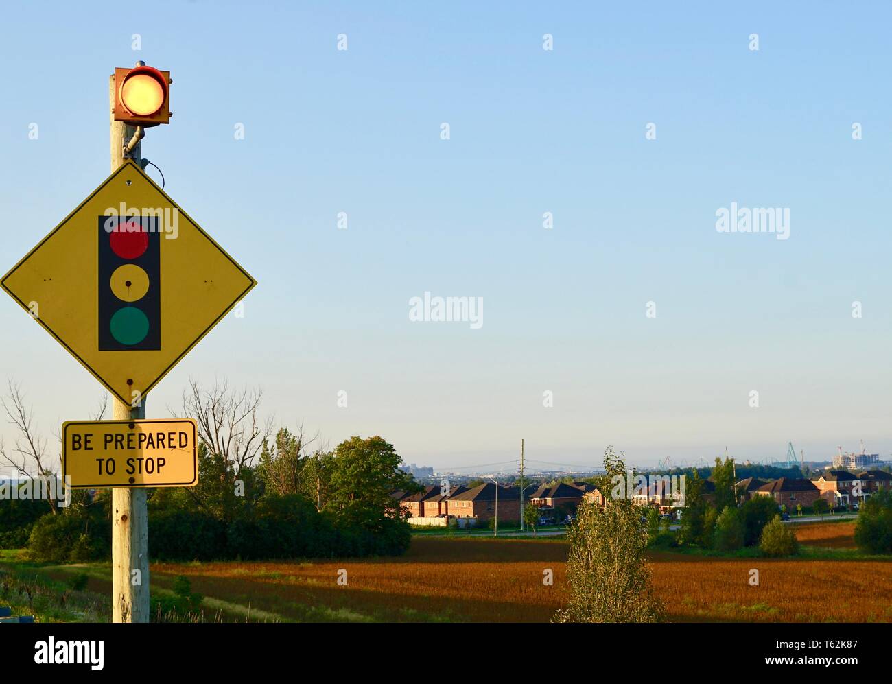 Un regard gentil à un panneau d'avertissement et une lumière pour les conducteurs Banque D'Images