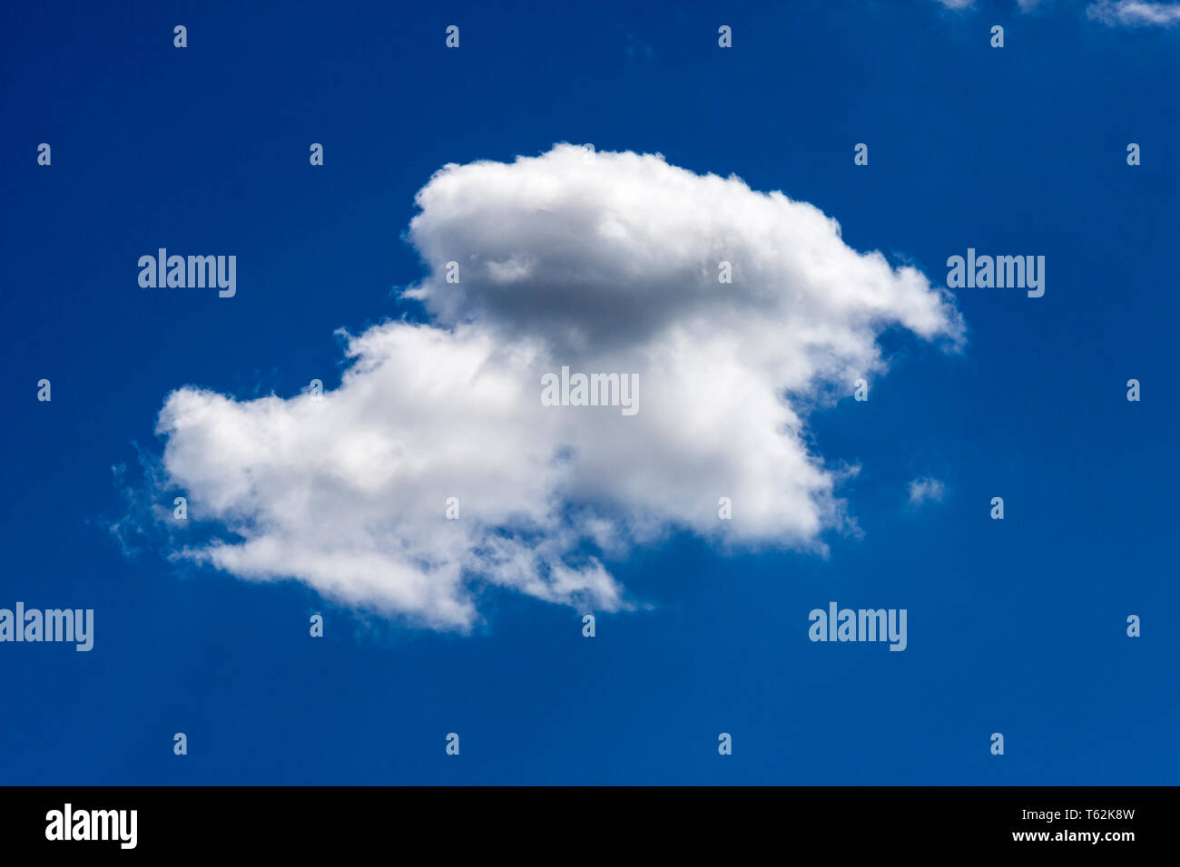Ciel bleu avec des nuages blancs dans un ciel bleu pendant une journée ensoleillée - photo Banque D'Images