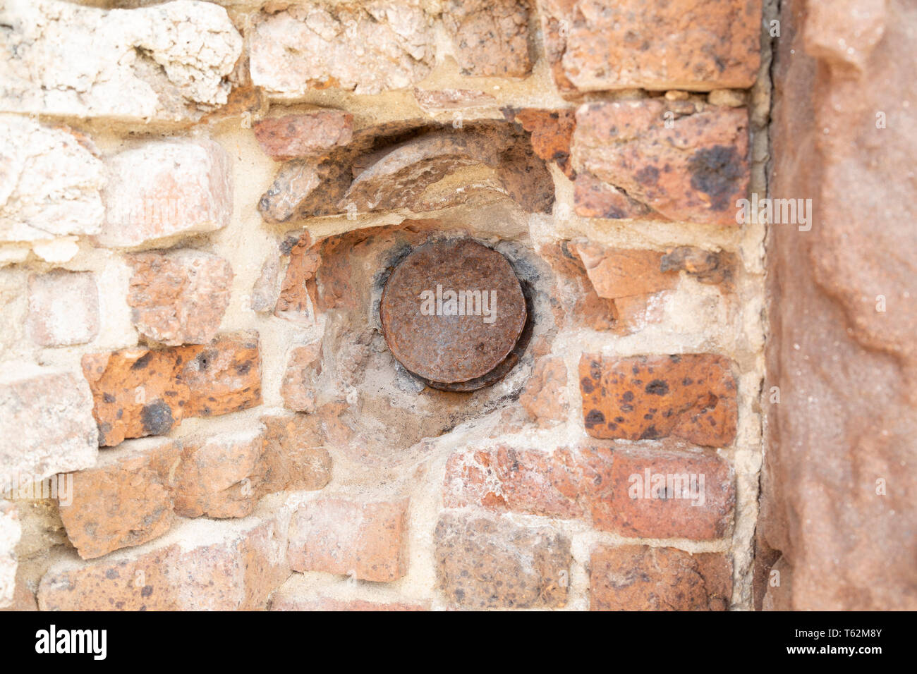 Cannonball se loge dans le mur à Fort Sumter près de Charleston en Caroline du Sud, USA. Le fort a été la cible de coups de l'ouverture de l'American Civi Banque D'Images