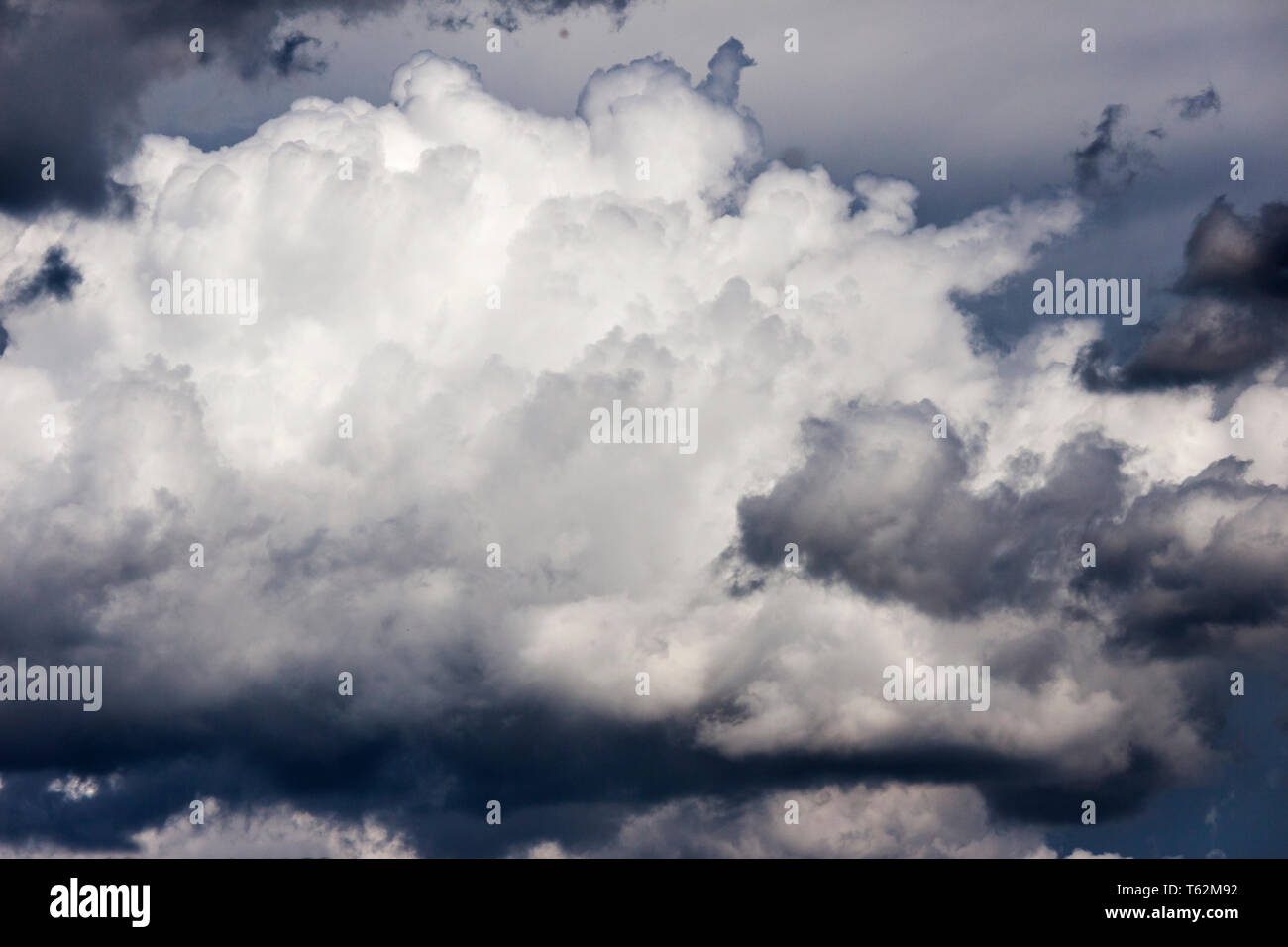 Les nuages orageux dans le ciel - photo Banque D'Images