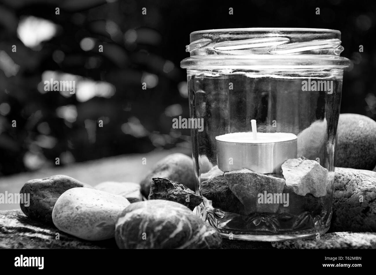 Thé noir et blanc   bougie lumière verre pierres  droit fond graminées par jziprian   Banque D'Images