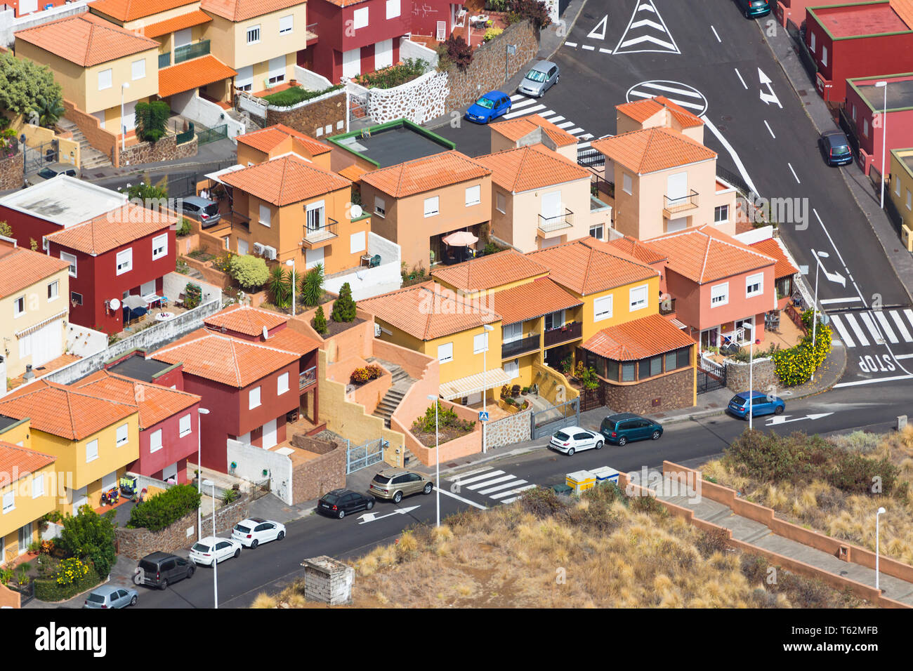 Vue depuis le Mirador de la Concepcion de maisons colorées dans le cratère village la Caldereta de Santa Cruz de la Palma, Espagne. Banque D'Images