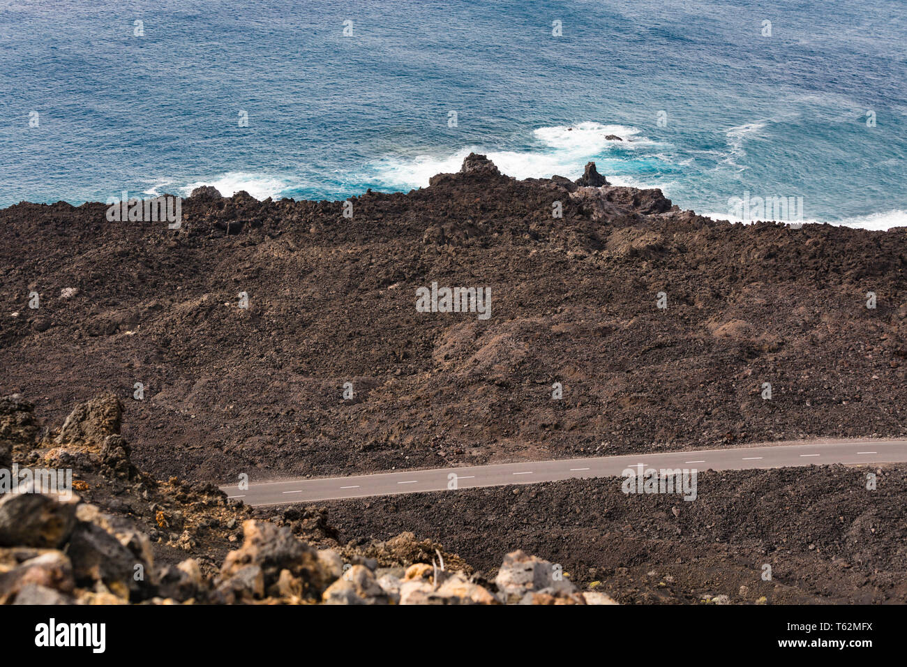Portrait de lave volcanique littoral avec une route dans le sud de La Palma, Espagne. Banque D'Images