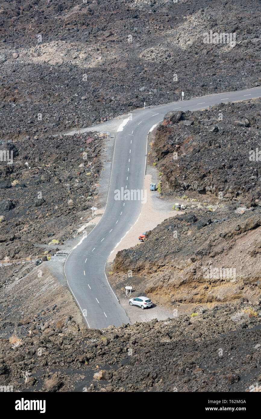 Portrait d'une route traversant des champs de lave volcanique dans le sud de La Palma, Espagne. Banque D'Images