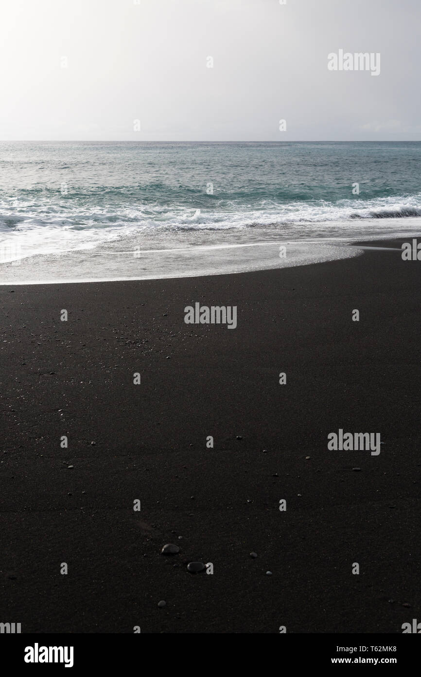 Des vagues à la plage de sable noir de Puerto Naos à La Palma, Espagne. Banque D'Images