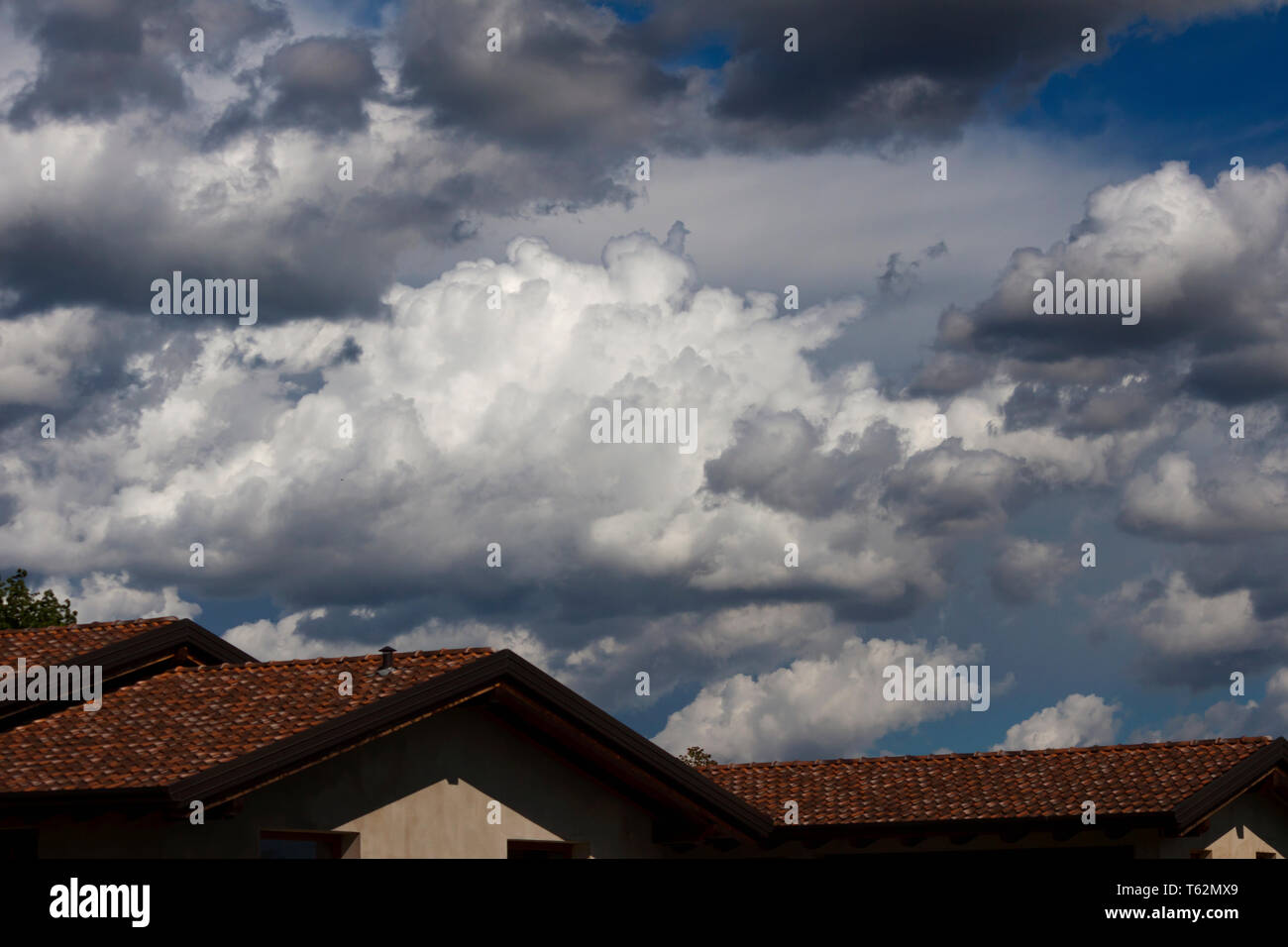 Les nuages orageux dans le ciel, sur les toits de certaines maisons - photo Banque D'Images