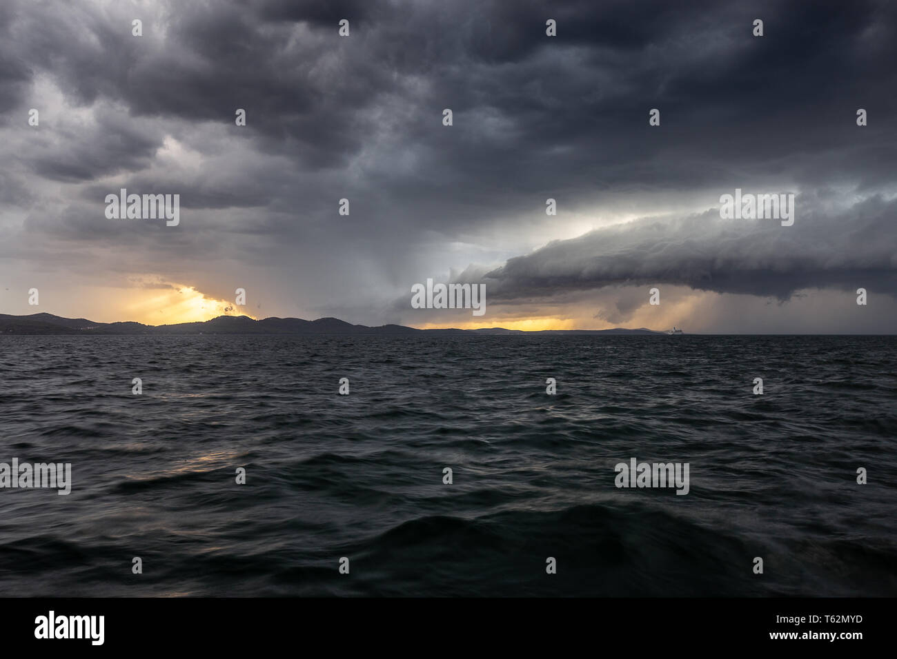 Tempête, cumulonimbus frappant. Orage. Nuages dramatiques dans le ciel. Mer Adriatique. Croatie. Europe. Banque D'Images