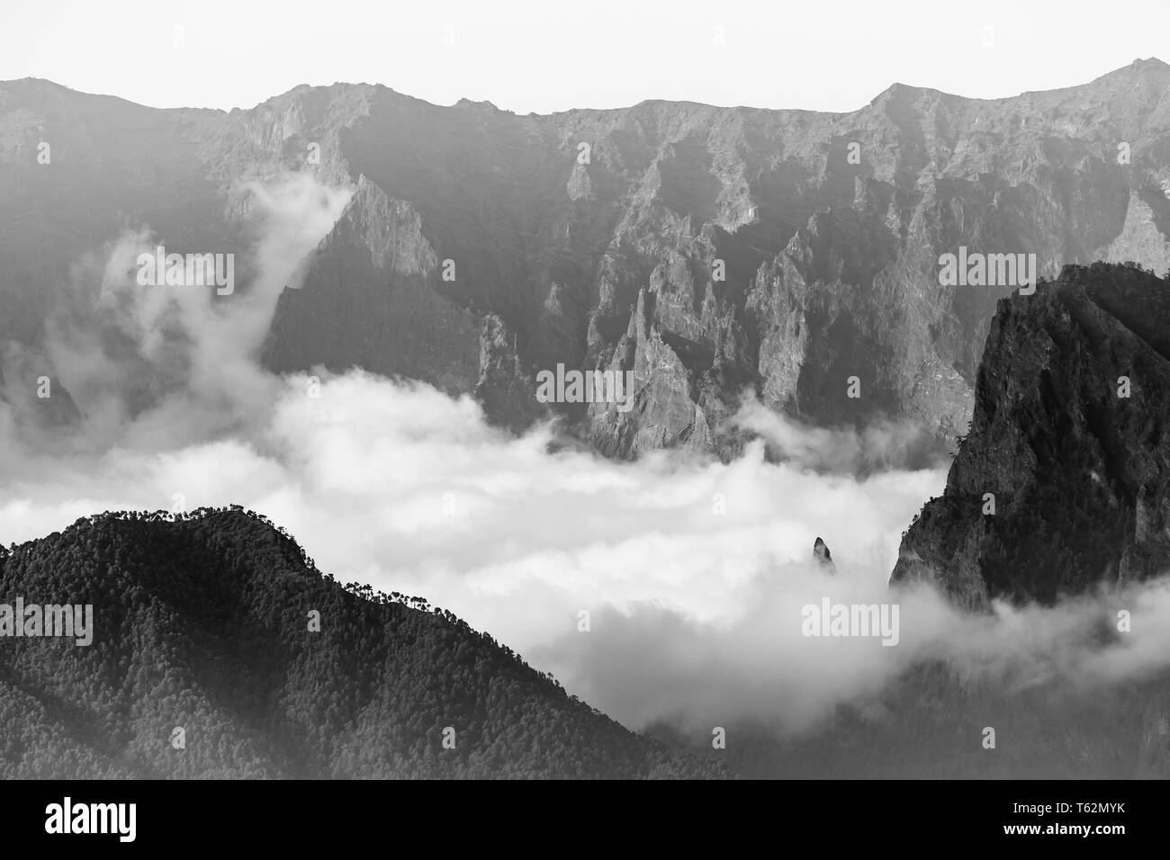 Le noir et blanc vue du haut de la Pico Birigoyo à La Cumbrecita en La Palma, Espagne et passat nuages dans la vallée. Banque D'Images