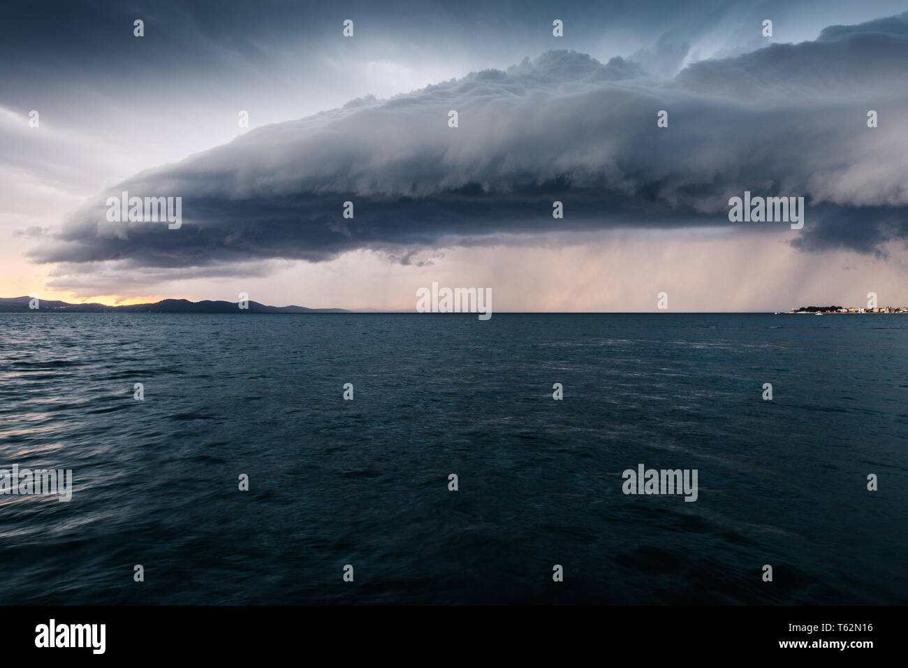 Tempête, cumulonimbus frappant. Orage. Nuages dramatiques dans le ciel. Mer Adriatique. Croatie. Europe. Banque D'Images