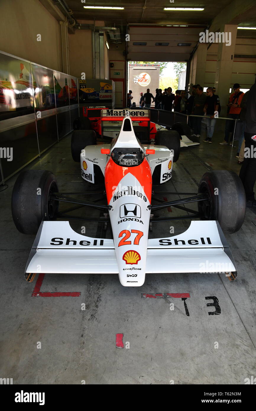 Imola, 27 avril 2019 Historique 1990 : F1 McLaren MP4-5B ex Ayrton Senna -  Gerhard Berger dans le fort au cours de Minardi jour Historique 2019 au  circuit d'Imola Photo Stock - Alamy