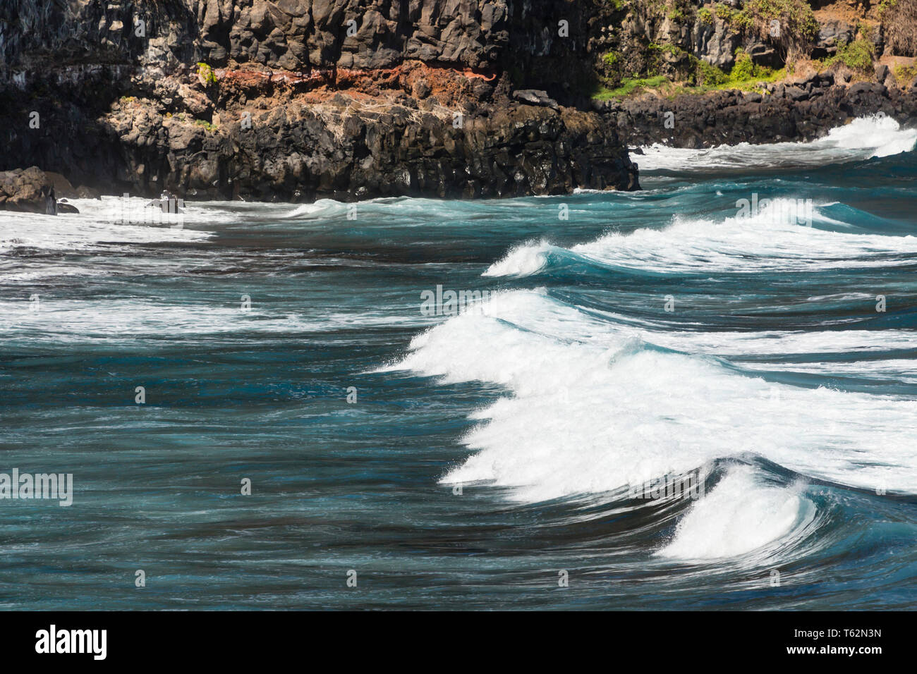 Hauteur des vagues à la plage de Playa de Nogales à La Palma, Espagne. Portrait d'un point d'observation sur la falaise. Banque D'Images