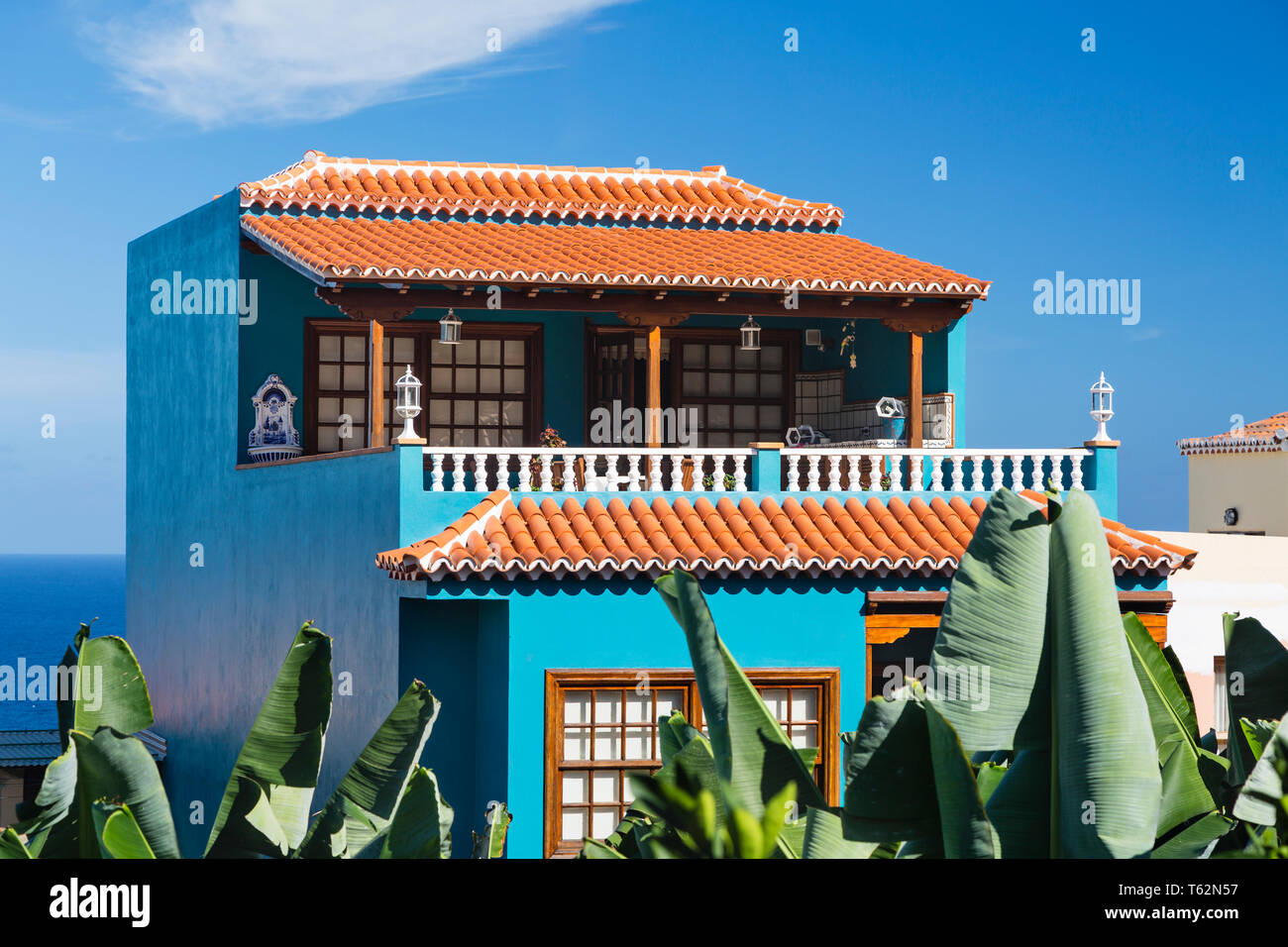Maison bleu coloré avec ciel bleu profond à San Andres village de l'est de La Palma, Espagne donnant sur l'océan Atlantique. Banque D'Images
