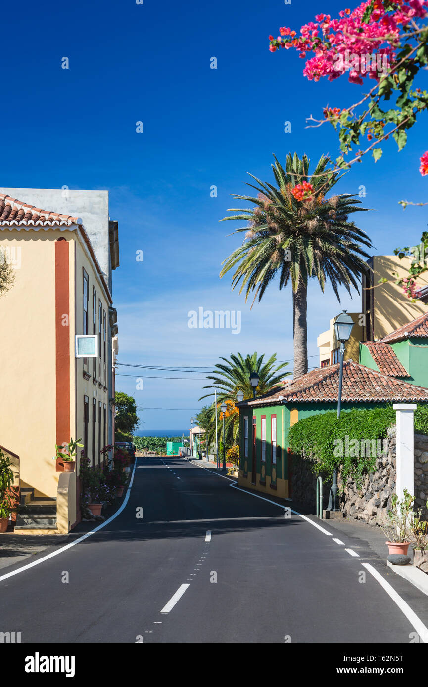 Rue principale et maisons avec ciel bleu profond à San Andres village de l'est de La Palma, Espagne. Banque D'Images