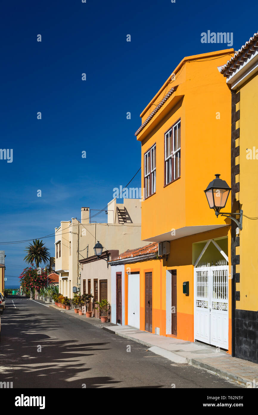 Rue principale et ses maisons colorées avec ciel bleu profond à San Andres village de l'est de La Palma, Espagne. Banque D'Images