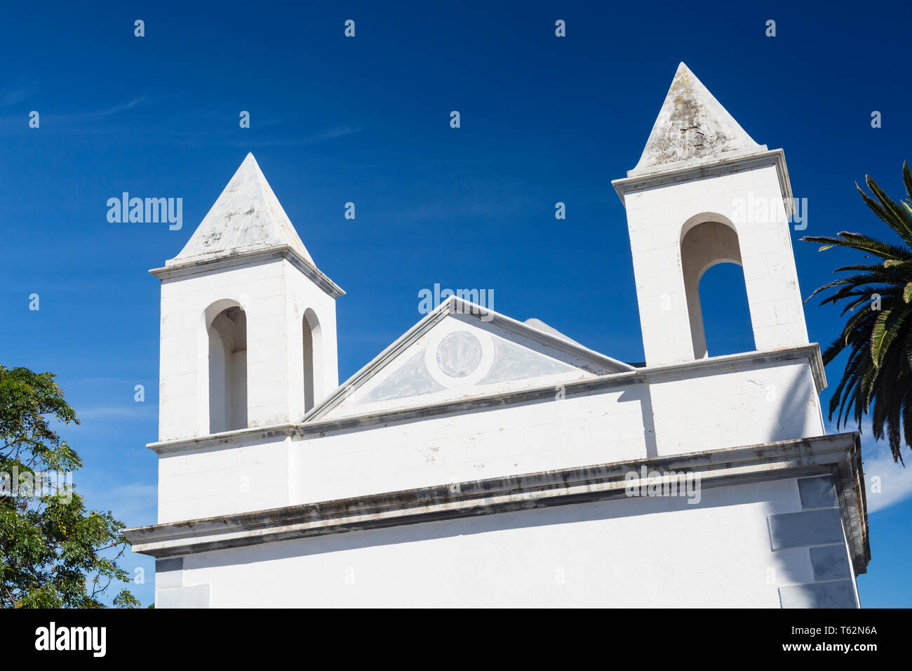 Ciel bleu profond avec l'église de San Andrés village de l'est de La Palma, Espagne. Banque D'Images