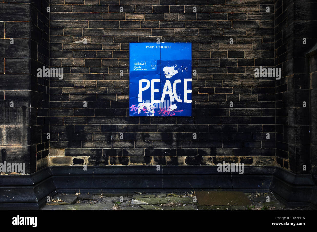 La paix écrit sur l'extérieur du mur de l'église UK Banque D'Images