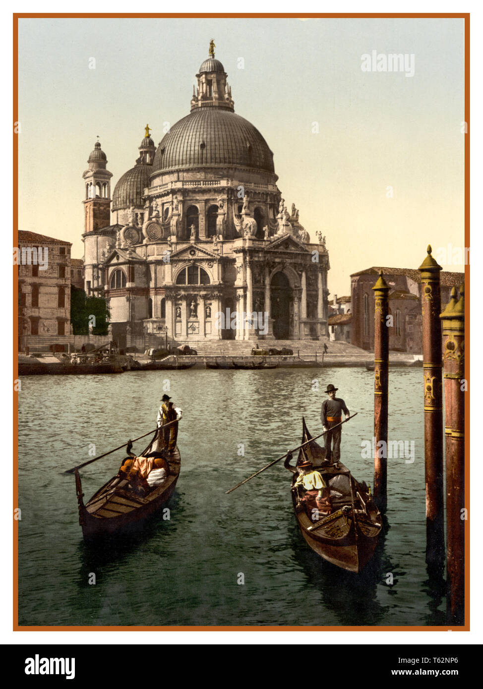 Archive Vintage Photochrom Venise historique de l'église Santa Maria della Salute de salut, avec deux gondoliers Venise, Italie 1900 Banque D'Images