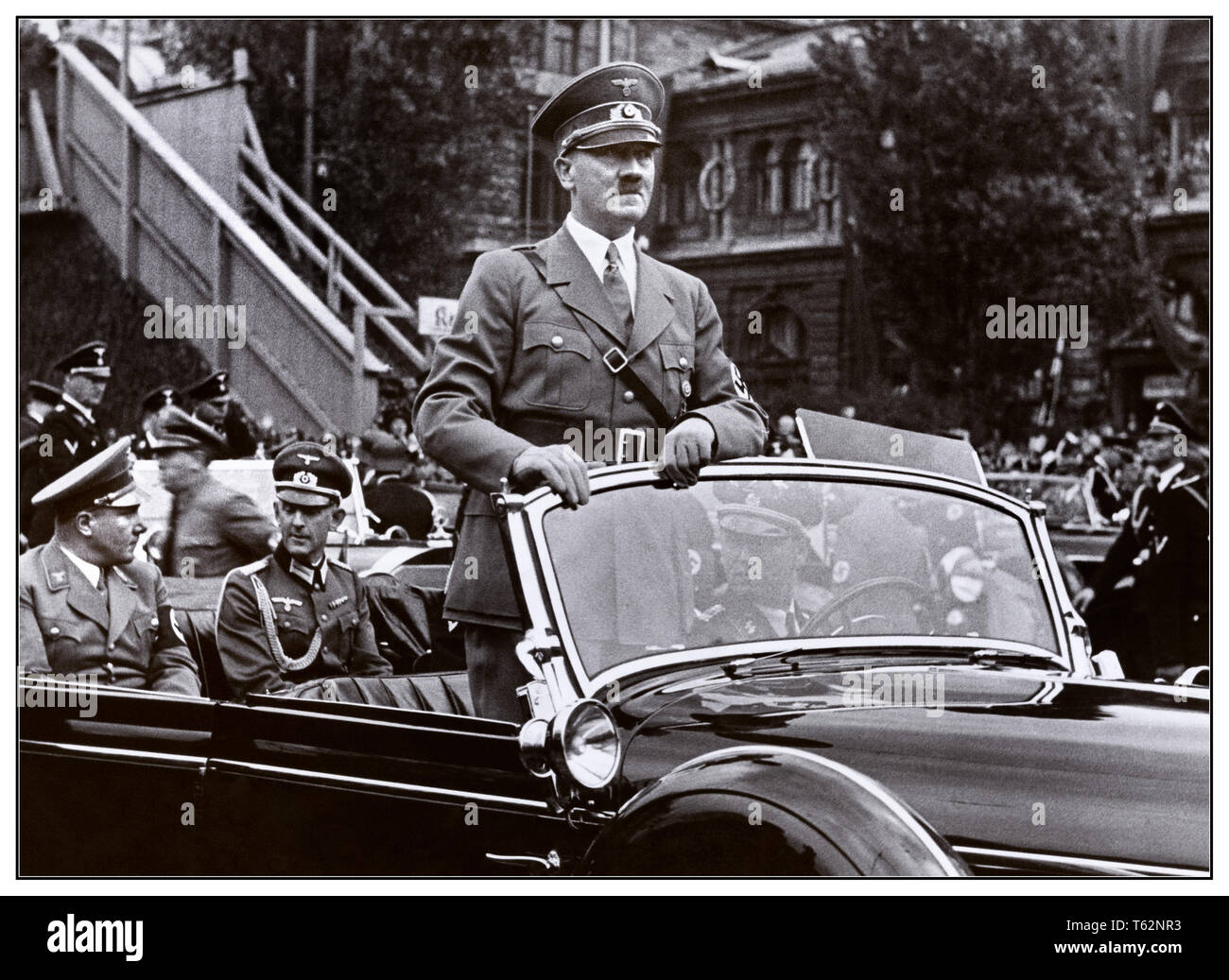 https://c8.alamy.com/compfr/t62nr3/archive-1930-adolf-hitler-dans-un-open-top-mercedes-benz-770k-torpedo-brut-lors-d-un-defile-d-automobile-dans-nurembeg-allemagne-5-septembre-1938-t62nr3.jpg