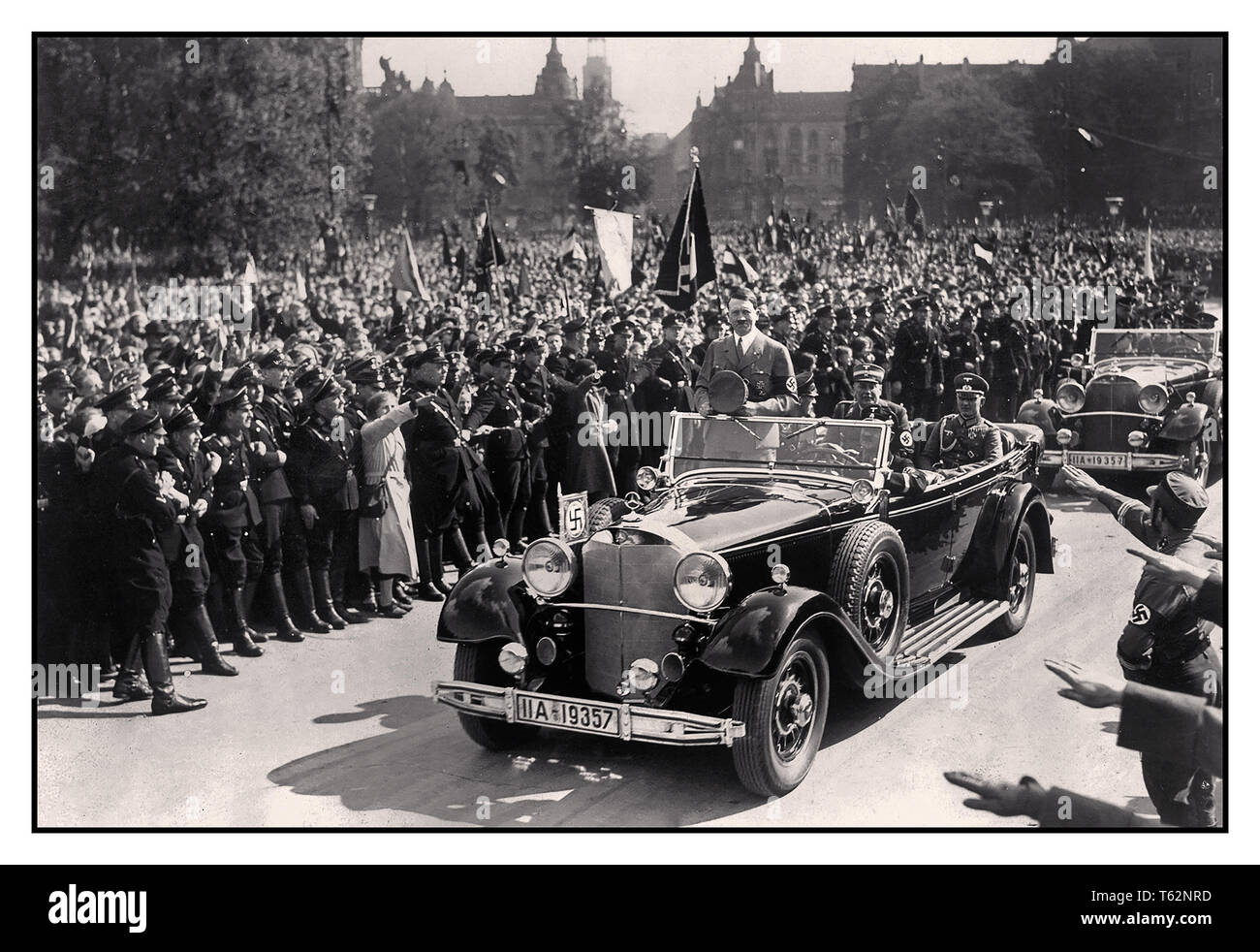 Adolf Hitler en Mercedes voiture ouverte reconnaît la foule extatique de Nuremberg donnant le salut nazi Heil Hitler dans son 1939 Mercedes-Benz 770K Torpédo brut motorcar dont il utilisé pendant les défilés nazis Banque D'Images