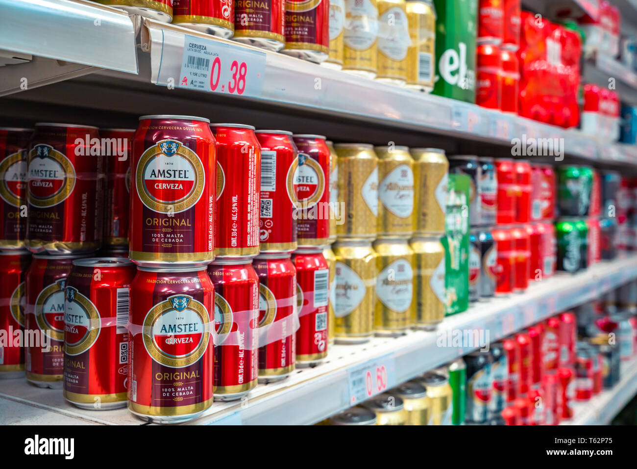 Valencia, Espagne - 27 Avril 2019 : ministère de la bière à Auchan hypermarché. Boissons Alcool espagnol. Des canettes de bière sur les étagères. Banque D'Images