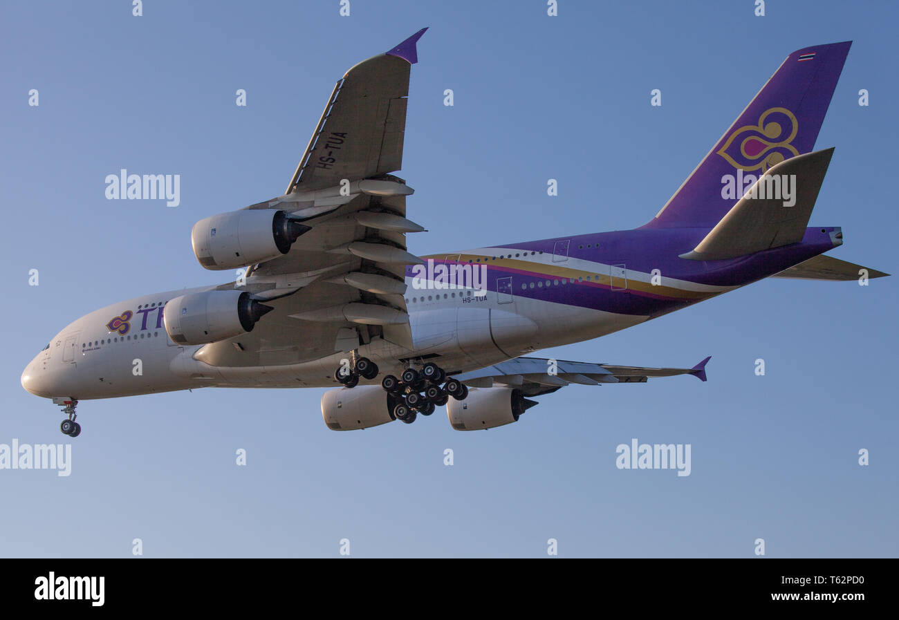 Thai Airways Airbus A380 HS super jumbo-TUA en approche finale à l'aéroport de Londres Heathrow LHR Banque D'Images