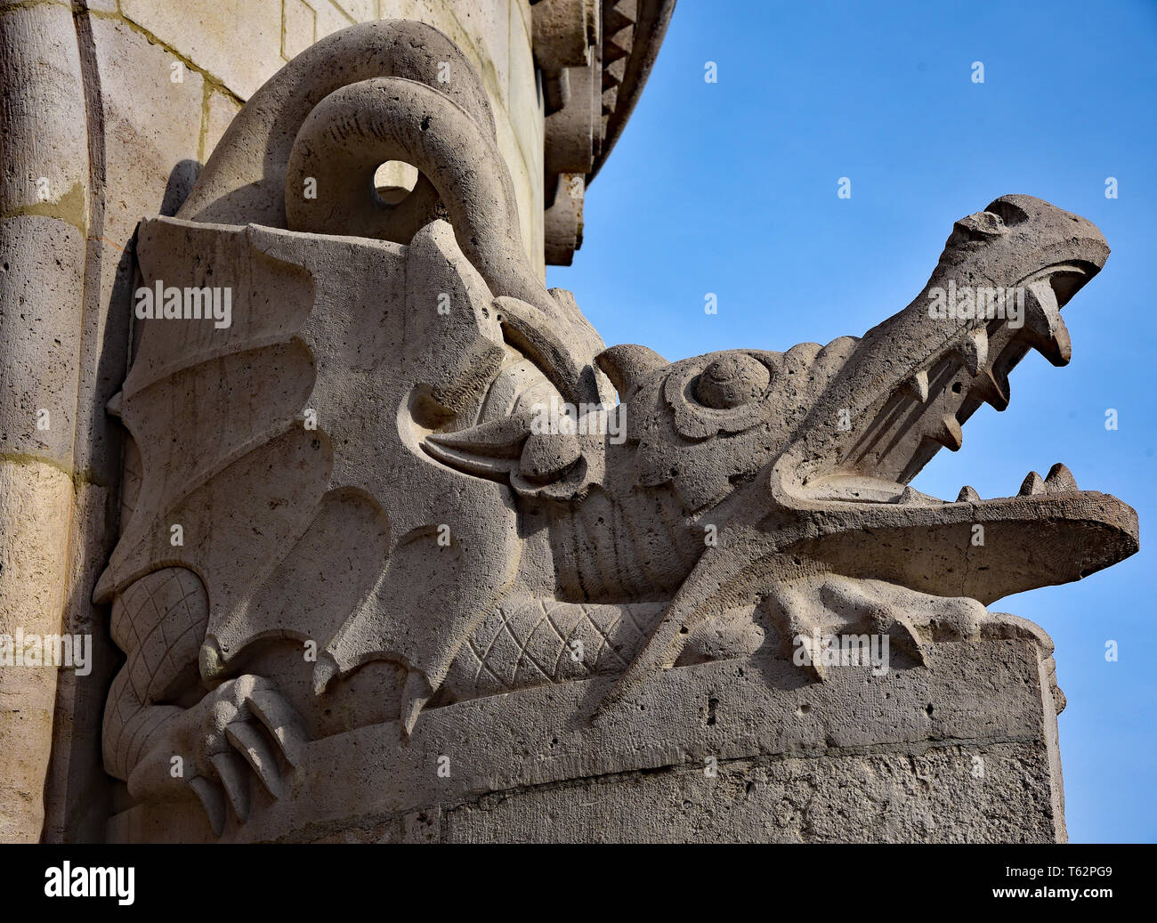 Dragon orné de la sculpture sur pierre garde la belle fortification décoratif du Bastion des Pêcheurs, la colline du Château, Budapest, Hongrie, Europe. Banque D'Images