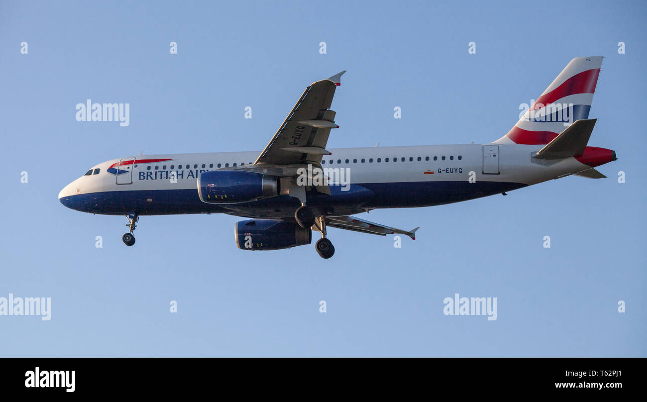 British Airways Airbus A320 G-EUYG en approche finale à l'aéroport de Londres Heathrow LHR Banque D'Images