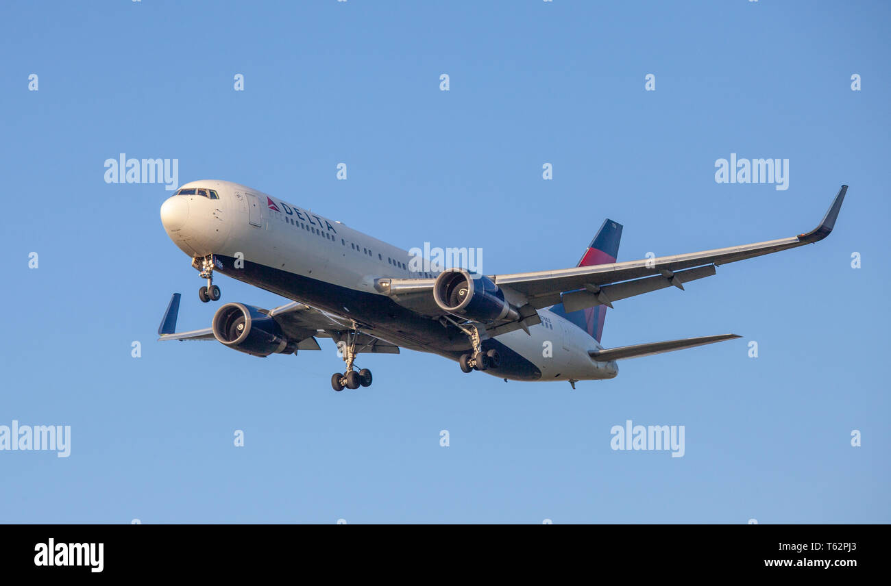 Delta Air Lines Boeing 767 N176DZ en approche finale à l'aéroport de Londres Heathrow LHR Banque D'Images