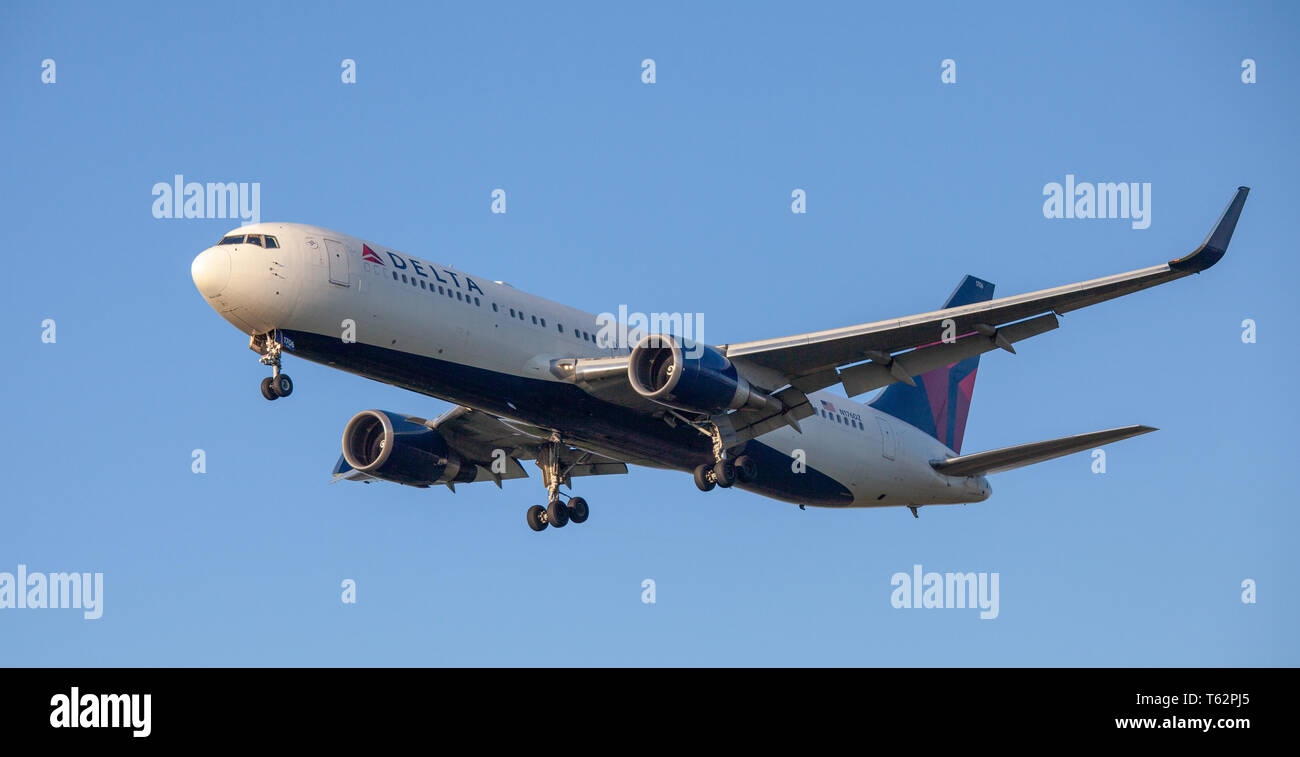 Delta Air Lines Boeing 767 N176DZ en approche finale à l'aéroport de Londres Heathrow LHR Banque D'Images