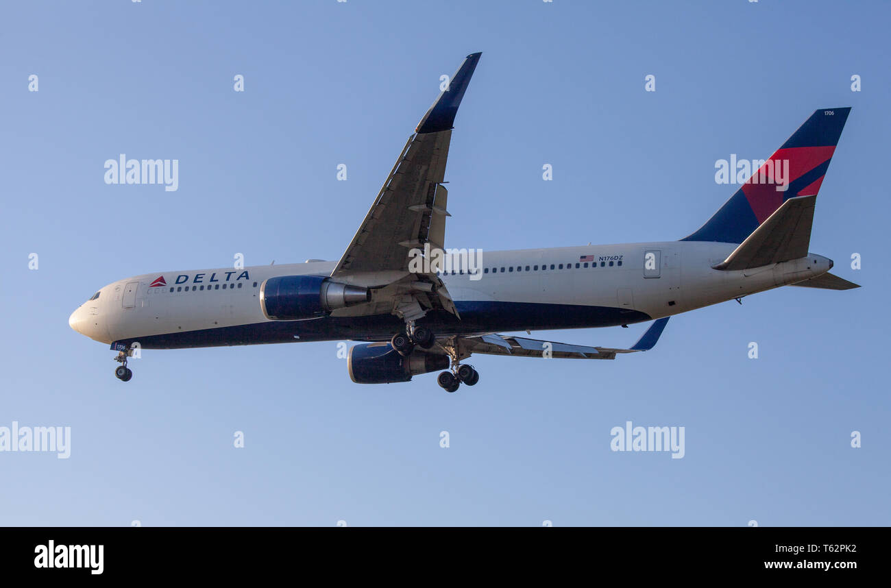 Delta Air Lines Boeing 767 N176DZ en approche finale à l'aéroport de Londres Heathrow LHR Banque D'Images