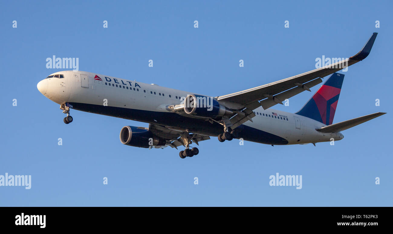 Delta Air Lines Boeing 767 N176DZ en approche finale à l'aéroport de Londres Heathrow LHR Banque D'Images