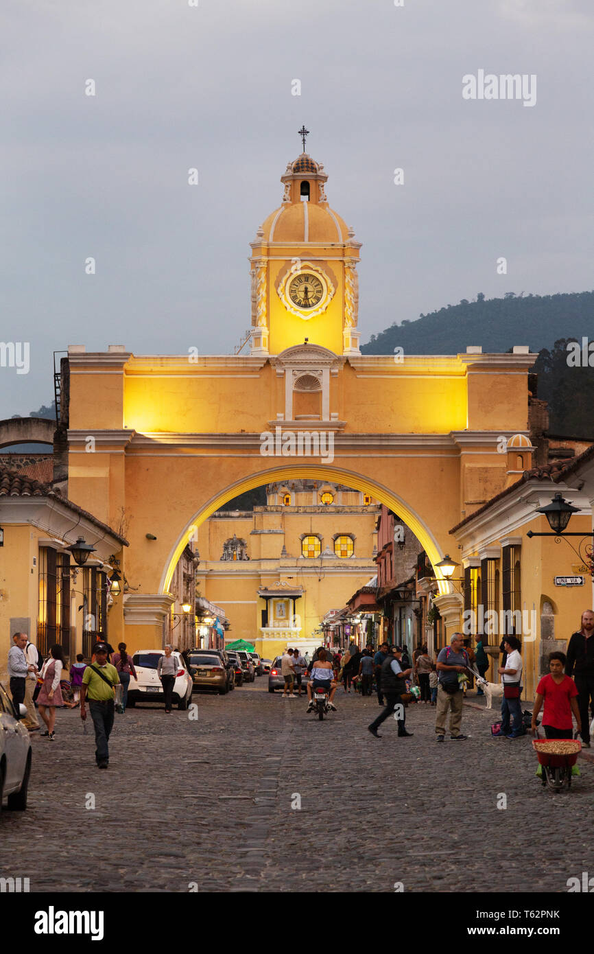 Guatemala Antigua ville, site du patrimoine mondial de l'UNESCO ; l'Arc de Santa Catalina et de la population locale, Antigua Guatemala Amérique Latine Banque D'Images