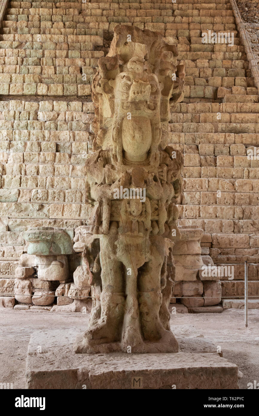 Copan Honduras - Standing Stone M, ou Stela M, au pied de l'escalier hiéroglyphique, ruines mayas de Copan, Honduras site de l'UNESCO, l'Amérique centrale Banque D'Images