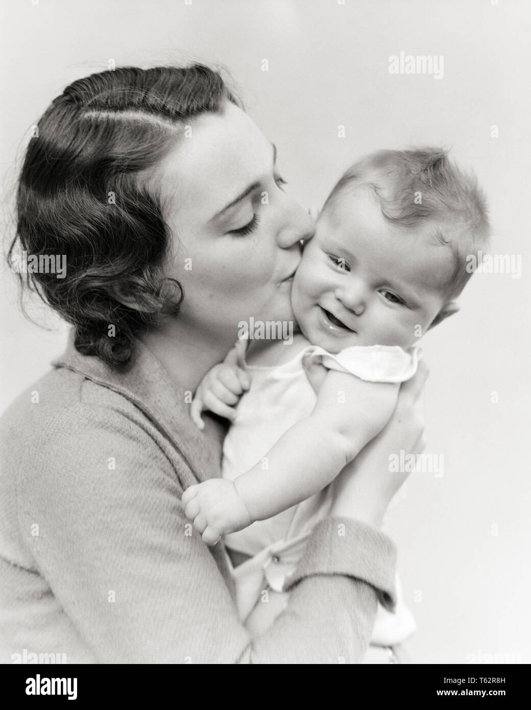 1930 Brunette Woman Mother Hugging Embrassant La Joue De Bebe Bebe Souriant Se Tortiller B153 Har001 Hars 1 A L Ancienne Equipe Des Jeunes Adultes Du Visage Juvenile Forte Joie Infantile Fils