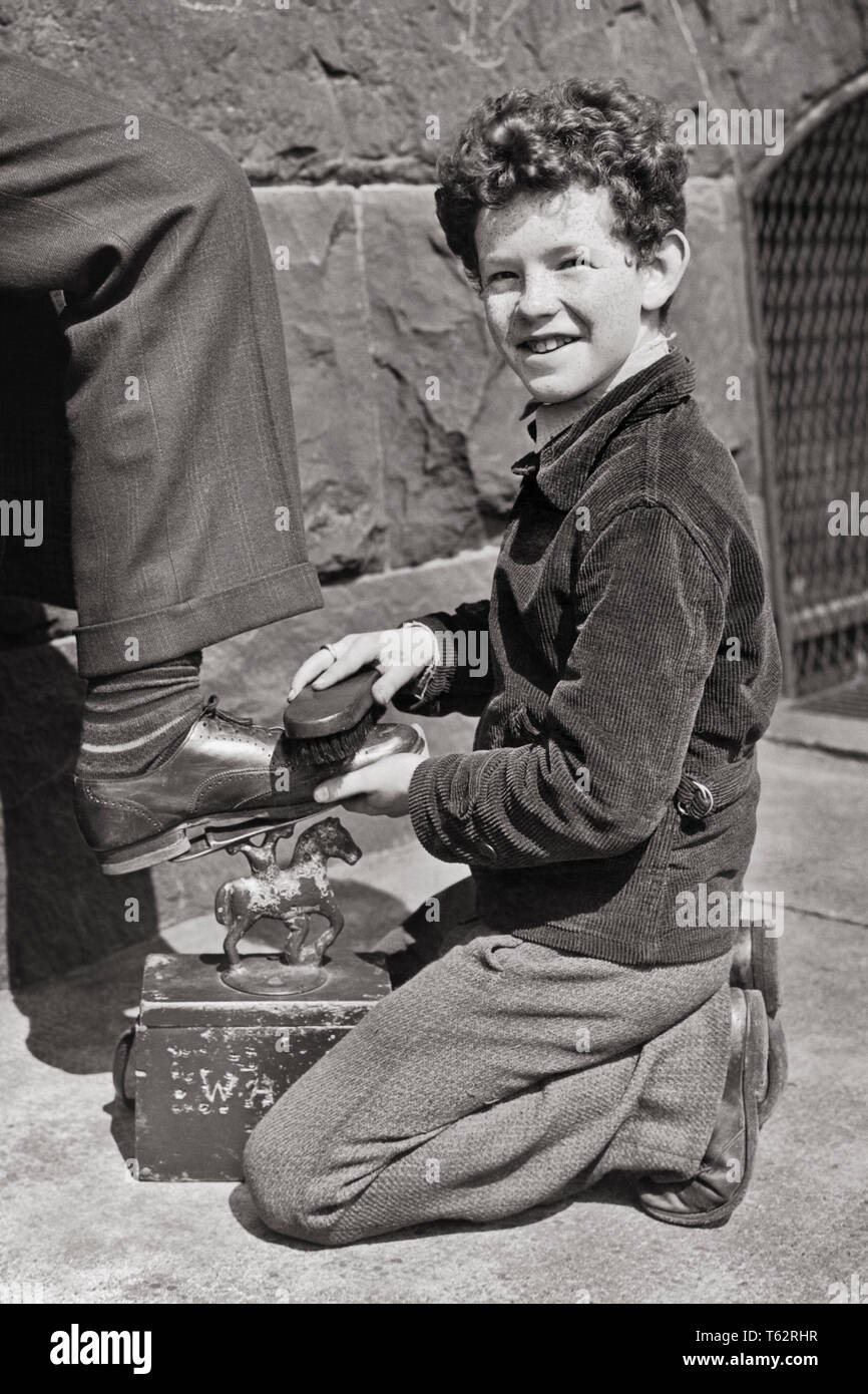 Boy shining shoes Banque de photographies et d'images à haute résolution -  Alamy