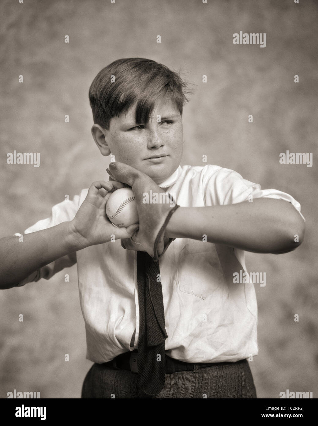 1930 garçon avec gant de baseball ET S'APPRÊTE À JETER OU PAS - b5500 HAR001 HARS THÈME B&W FORCE PITCHER ET DES LOISIRS STRATÉGIE chemise blanche CRAVATE PITCH OU BALL BALLON SPORT axé jeunes pré-adolescents TOSS batte de base NOIR ET BLANC DE L'ORIGINE ETHNIQUE CAUCASIENNE ROUSSEUR CONCENTRATION - fait face à l'ANCIENNE HAR001 Banque D'Images