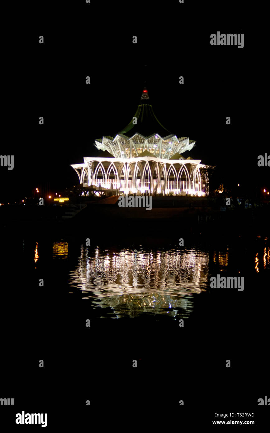 L'Assemblée législative de l'État de Sarawak Building at night à Kuching, Sarawak, Malaisie Banque D'Images