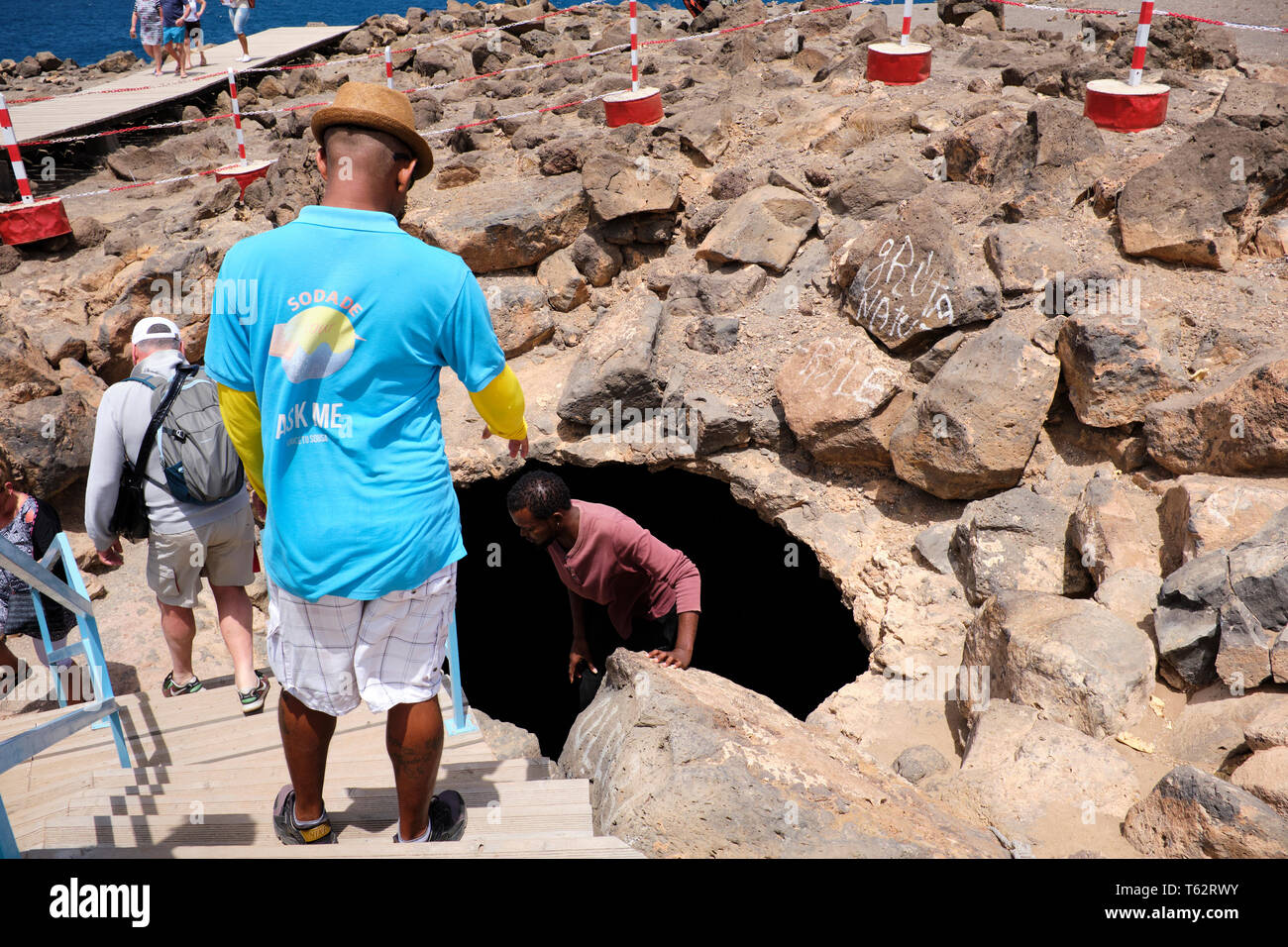 Les touristes à la recherche vers le bas dans le phénomène naturel connu sous le nom de Blue Eye ou Olho Azul Buracona, l'île de Sal, Cap-Vert, Afrique Banque D'Images