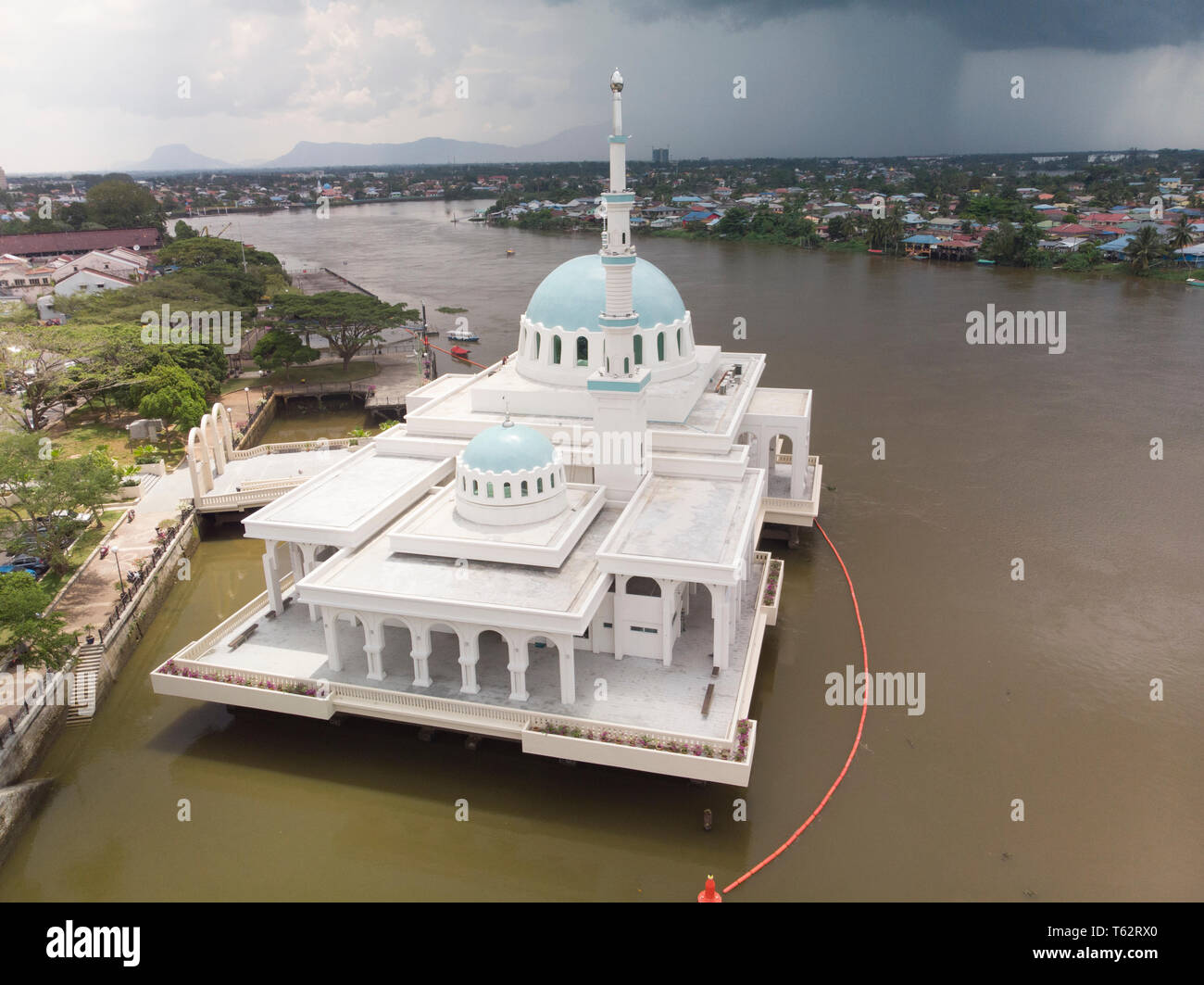 Vue aérienne (drone) de la mosquée indienne Masjid Terapung, la mosquée flottante de la rivière Sarawak à Kuching, dôme bleu traditionnel, spire Banque D'Images