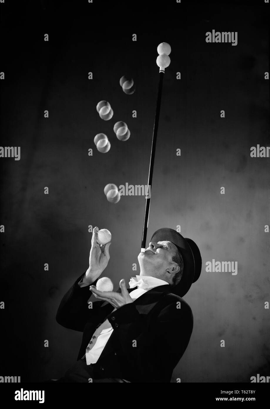 1950 Interprète PORTANT HAUT HAT & TAILS lancer des balles de tennis POUR S'ASSEOIR SUR LE DESSUS DE BAGUETTE EN ÉQUILIBRE SUR LE MENTON - c512 la confiance de HARS RCH001 B&W STROBOSCOPE PERFORMING ARTS ACT WAND interprète les caractères ASTUCES EXCITATION LOW ANGLE TAILS PERSONNES PROFESSIONS ARTISTE PERSONNAGES ACTEURS FLOU d'amuseurs élégant ÉQUILIBRE JONGLERIE JONGLEUR MID-ADULT MID-ADULT MAN ARTISTES TOP HAT NOIR ET BLANC à l'ANCIENNE Origine ethnique Caucasienne Banque D'Images