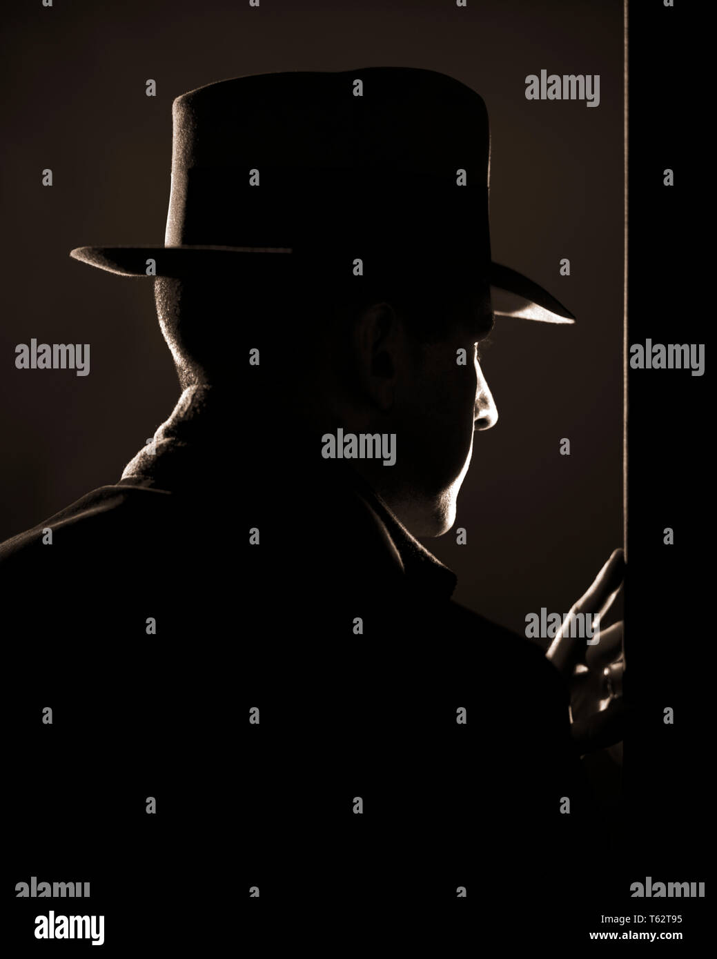 Années 1950 Années 1940 DE L'HOMME PROFIL ARRIÈRE SPECTACULAIRE DANS FEDORA PEEKING AUTOUR DE PORTE TRÈS FILM NOIR - c5722 HAR001 HARS MÂLES DANGER peur risque d'OMBRES ESPION voleur voler B&W TRÈS VOLEUR VOL FEDORA TÊTE ET ÉPAULES ANXIÉTÉ ANXIÉTÉ AVENTURE DRAMATIQUE CROOK PROTECTION DÉCOUVERTE VUE ARRIÈRE OCCASION VOYEUR PROFESSIONS DÉTECTIVE MYSTÉRIEUX CAMBRIOLAGE GANGSTER WATCHER NOIR MENACÉ CONCEPTUEL ÉCHAPPER DRAME menace cachée de peur à l'AISE FÉLONIE SNOOP VUE ARRIÈRE MI-ILLÉGALE DES PROFILS MID-ADULT MAN NOIR ET BLANC DE L'ORIGINE ETHNIQUE CAUCASIENNE FILM NOIR HAR001 old fashioned VOL Banque D'Images