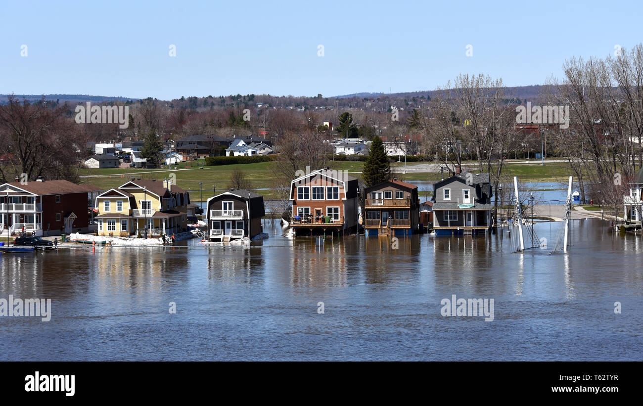 Gatineau, Canada - le 28 avril 2019 : les graves inondations dans le Jaques-Cartier le long du côté québécois de la rivière des Outaouais. Pointe Gatineau est sur Banque D'Images