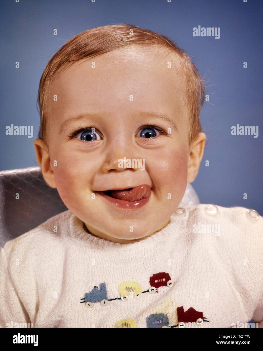 1960 Happy Baby Boy Faire Une Drole De Tronche De Lecher Ses Levres Avec Sa Langue Kb5065 Har001 Hars Lechant Le Bonheur De La Tete Et Des Epaules Sa Croissance Bebe 1960 Happy Baby Boy Faire Une Drole De Tronche De Lecher Ses Levres Avec Sa Langue Kb5065 Har001 Hars Lechant Le Bonheur De La Tete Et Des Epaules Sa Croissance Bebe