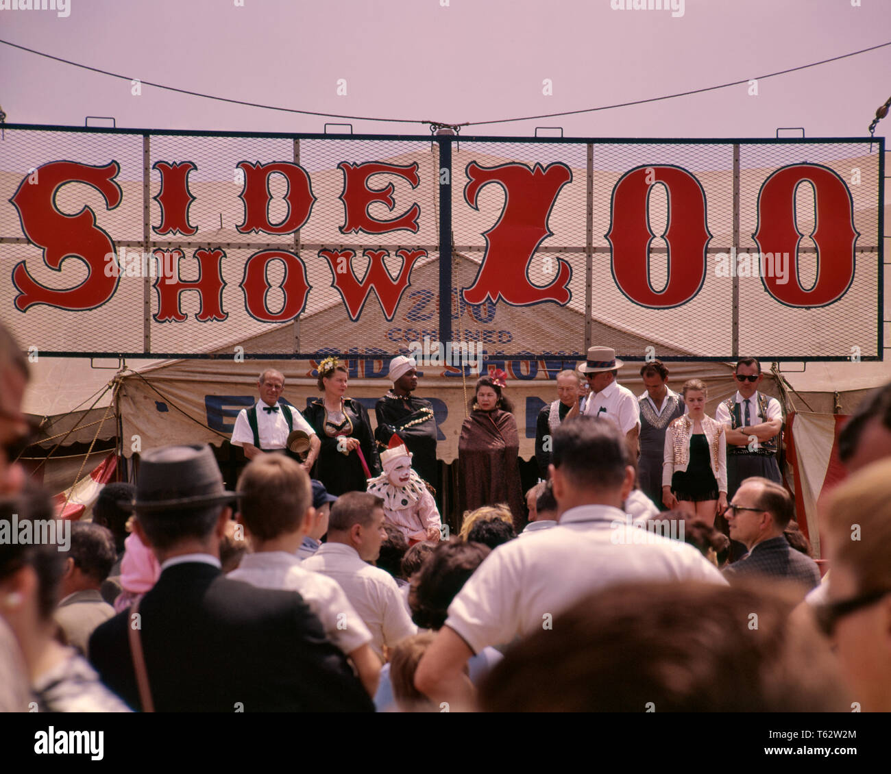 1960 CIRCUS À mi-chemin Barker l'introduction d'actes SOUS CÔTÉ CARNIVAL SHOW SIGN - kc2405 HAR001 HARS CHERS PERSONNES États-unis D'AMÉRIQUE AMÉRIQUE DU NORD DIVERTISSEMENT CARNAVAL MÂLES OCCUPATION COMPÉTENCES COMPÉTENCES TÊTE ET ÉPAULES ARTISTE AVENTURE africains-américains africains-américains EXCITATION NOIR ORIGINE ACTEURS MÉTIERS Artiste anonyme l'INTRODUCTION D'ACTES À MI-CHEMIN DES ARTISTES INTERPRÈTES OU EXÉCUTANTS DE L'ORIGINE ETHNIQUE CAUCASIENNE BARKER HAR001 old fashioned américains africains Banque D'Images
