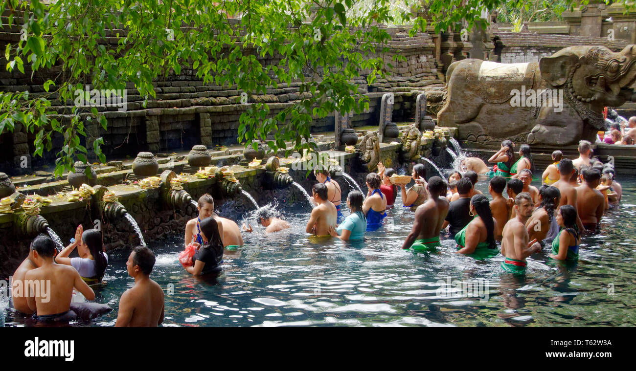 Les touristes et les fidèles du nettoyage ethnique à Tampak Siring, le saint temple de l'eau ressort près de Ubud à Bali, Indonésie Banque D'Images