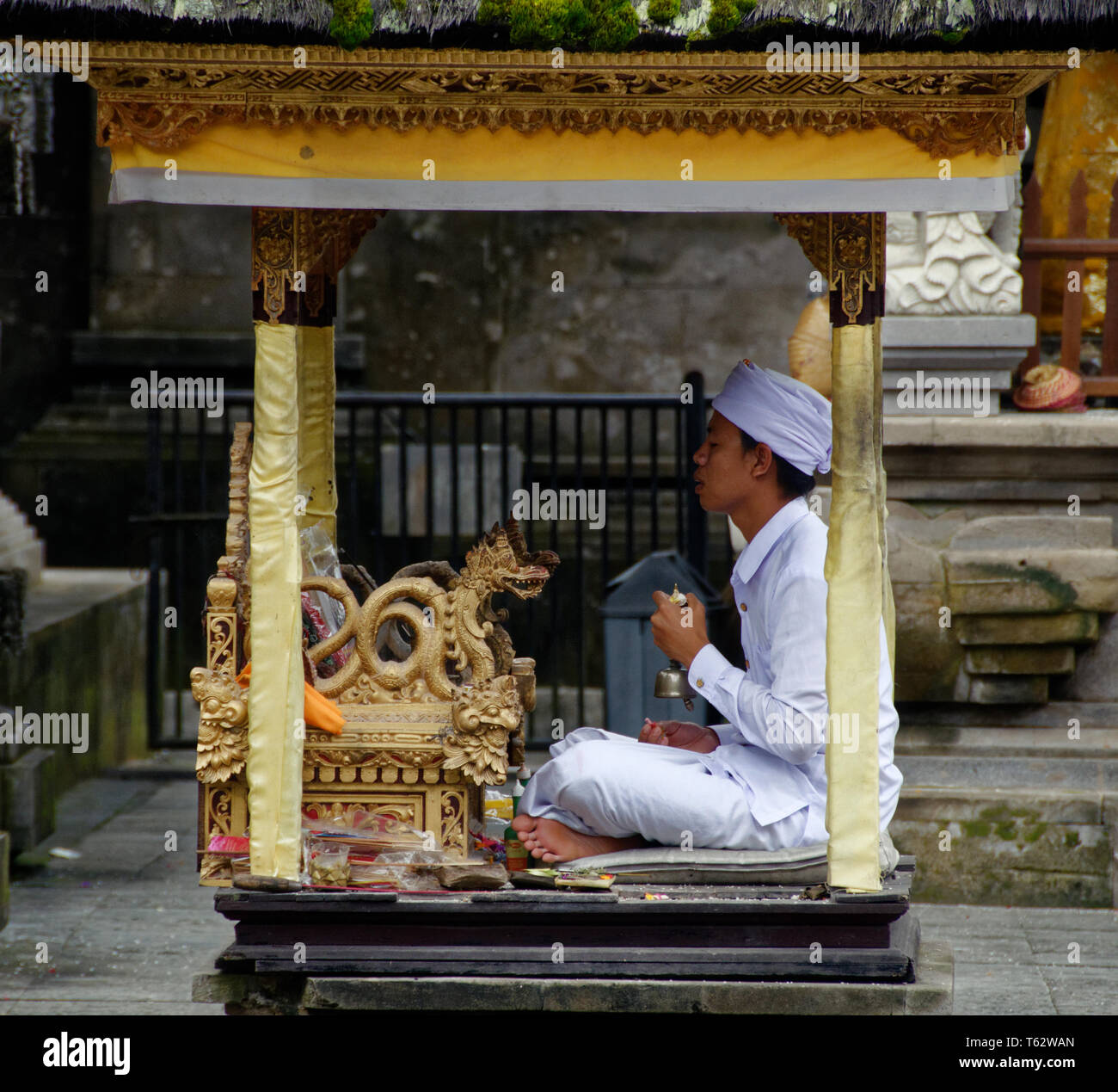Chef de prière dans une petite cabine, Pura temple Tirta Empul, Ubud, Indonésie Banque D'Images