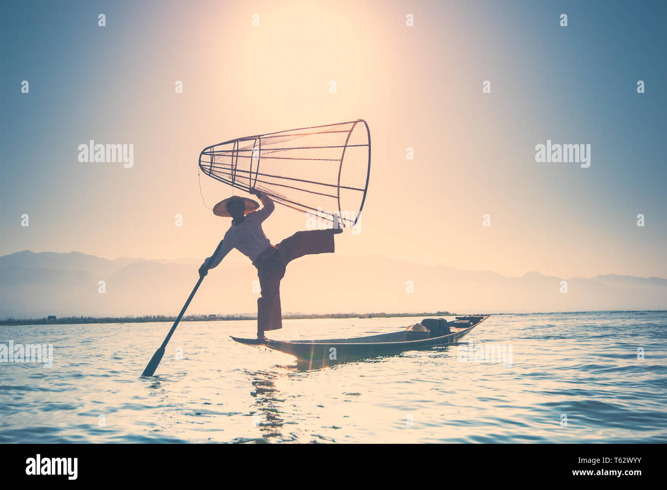 Pêcheur birman sur bambou voile prendre du poisson en mode traditionnel avec des net. Lac Inle, Myanmar (Birmanie) destination voyage Banque D'Images