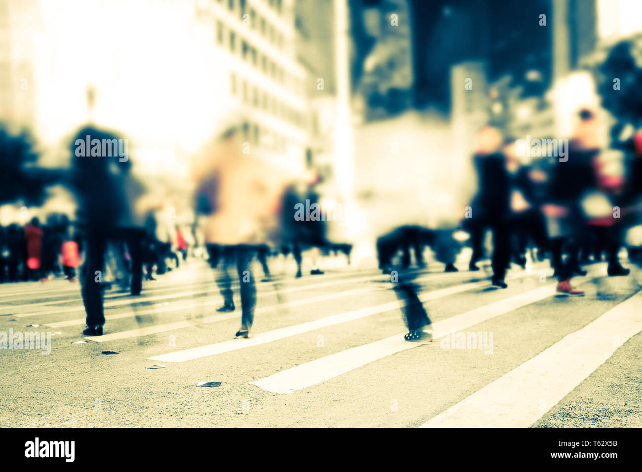Image floue des piétons se déplaçant sur zebra piétons situé à ville surpeuplée. Tilt Shift, résumé contexte urbain. Hong Kong Banque D'Images